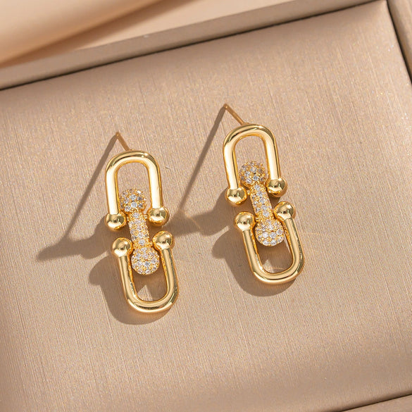 Wholesale Women's 18K Gold Electroplated Zircon Inlaid Horseshoe Buckle Pig Nose Pendant And Earrings Set Made Of Environmentally Friendly Copper Light Luxury Accessories
