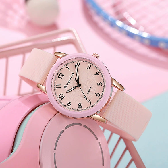 Wholesale Women's Leisure Quartz Watch With Alloy Case And Silicone Strap In Round Shape
