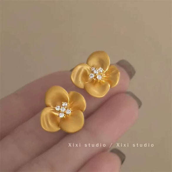 Wholesale Women's Light Luxury Copper Electroplated Flower Shaped Earrings With Silver Needle Sequins