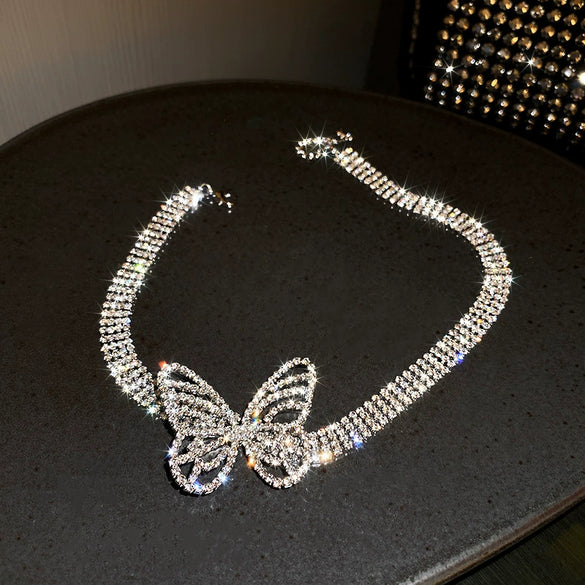Wholesale Women's Light Luxury Diamond Set Copper And Titanium Steel Flower Pendant Necklace