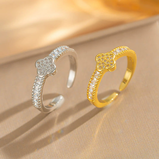 Wholesale Women's Light Luxury Geometric Goldplated Copper Bracelet With Fourleaf Clover And Flower Design