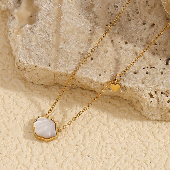 Wholesale Women's Light Luxury Geometric Heart Shape Stainless Steel 18K Gold Plated Pendant Necklace