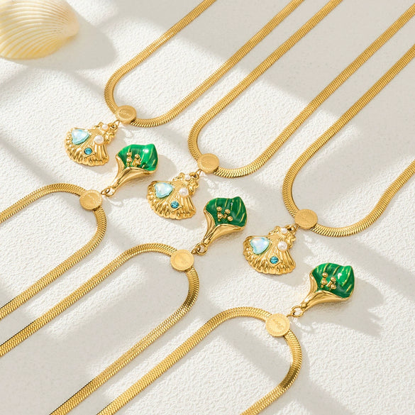 Wholesale Women's Light Luxury Geometric Stainless Steel Electroplated Snake Bone Chain Necklace With Green Leaf Pendant