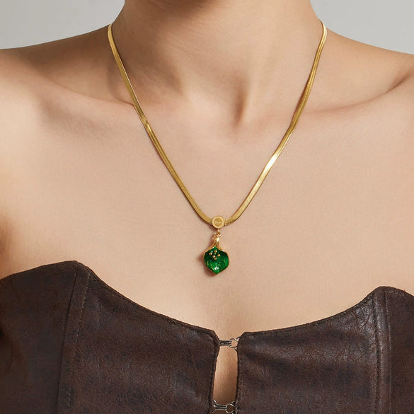 Wholesale Women's Light Luxury Geometric Stainless Steel Electroplated Snake Bone Chain Necklace With Green Leaf Pendant