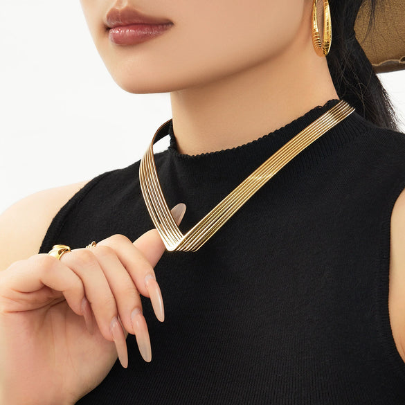 Wholesale Women's Light Luxury Geometric Stainless Steel Necklace With 18K Gold Electroplating