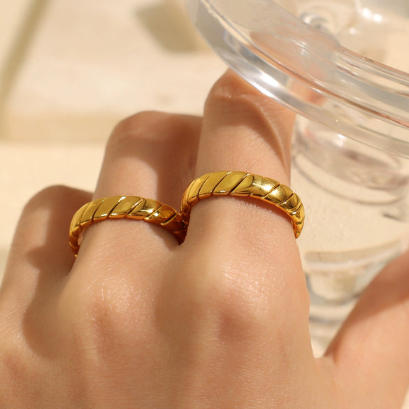 Wholesale Women's Light Luxury Geometric Woven Texture Vein 316L Stainless Steel Ring With Electroplating