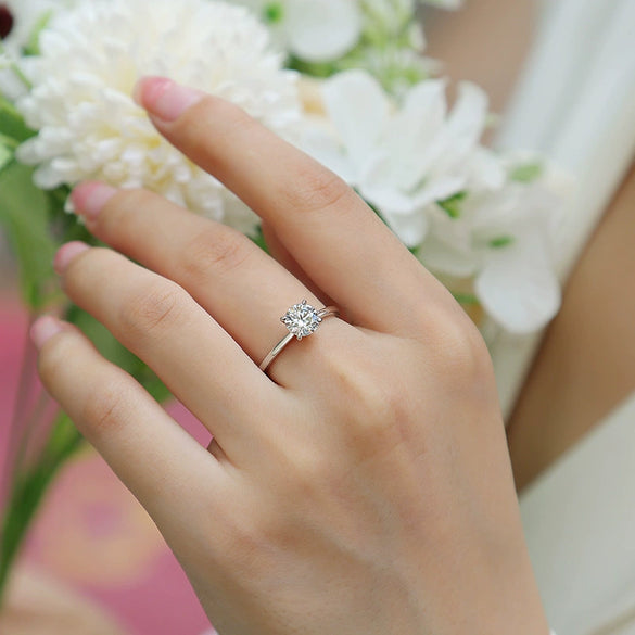 Wholesale Women's Luxury Closedback Moissanite Ring S925 Silver Platinumplated Geometric Style Set With Diamonds