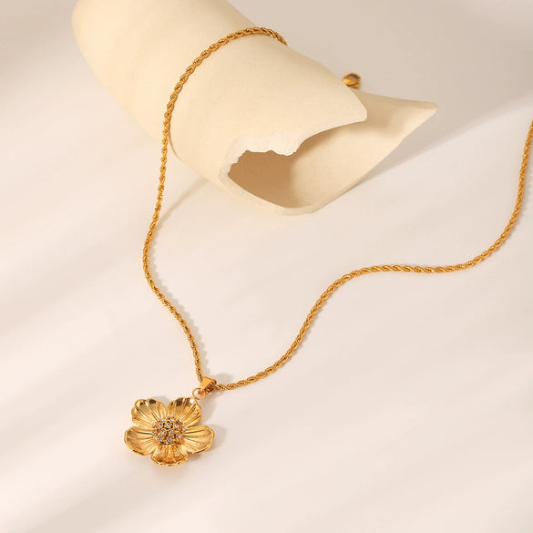 Wholesale Women's Luxury Vintage Stainless Steel And Titanium Steel Twist Chain Flower And Geometric Pendant Necklace With Electroplating