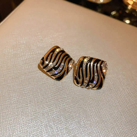 Wholesale Women's Middle Ancient Vintage Alloy Needle Earrings With Diamond Design And Geometric Drop Shape