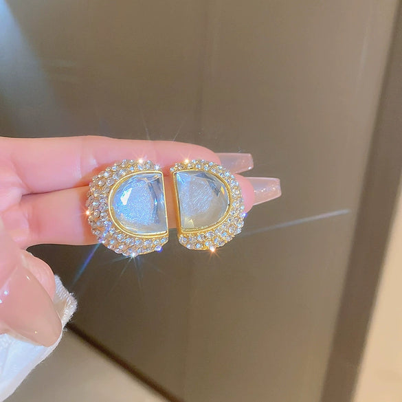 Wholesale Women's Middle Ancient Vintage Alloy Needle Earrings With Diamond Design And Geometric Drop Shape