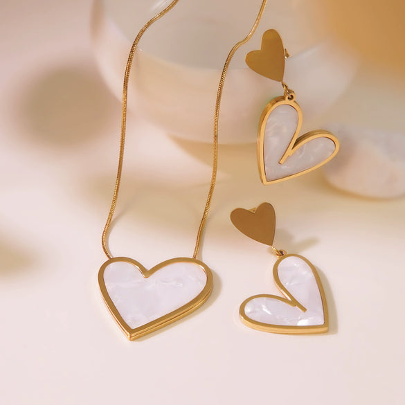 Wholesale Women's Minimalist Design Stainless Steel Inlaid Heart Shape Pendant Clavicle Necklace With Electroplating Treatment