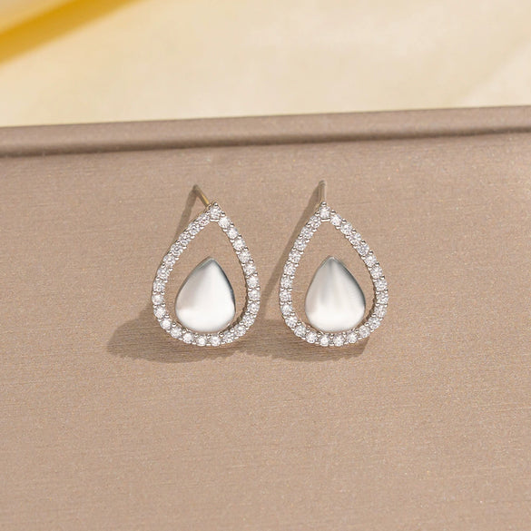 Wholesale Women's Minimalist Dropshaped Copper Earrings Set With Diamonds
