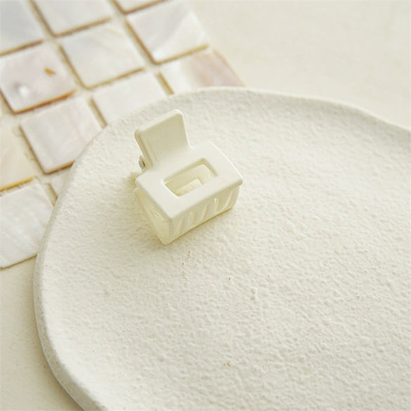 Wholesale Women's Minimalist Plastic Resin Square Bangs Hair Clip With Seiko Design
