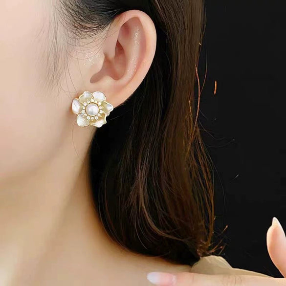 Wholesale Women's Natural Freshwater Pearl Earrings Alloy Inlaid With Artificial And Semiprecious Stones Baking Paint Oblate Shape