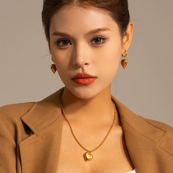 Wholesale Women's New Retro Classic Love Stainless Steel Peach Heart Pendant Necklace With Electroplating