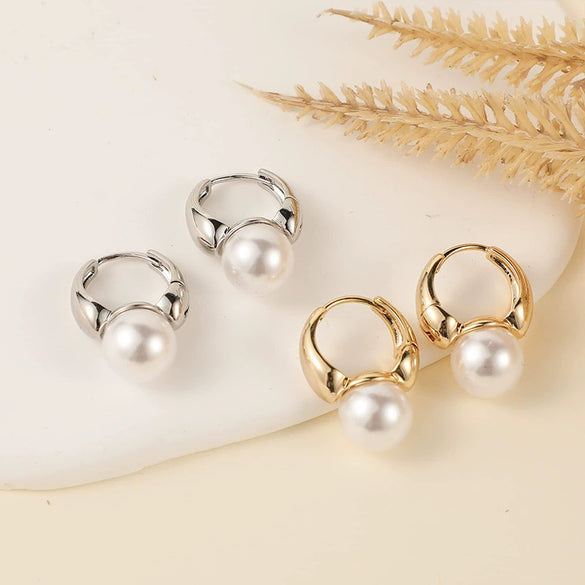 Wholesale Women's Pearl Earrings With Geometric Design And Electroplating Treatment French Retro Simple Style