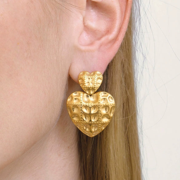 Wholesale Women's Retro Antiquestyle Heartshaped Stainless Steel Vacuum Real Gold Plated Textured Earrings Accessories