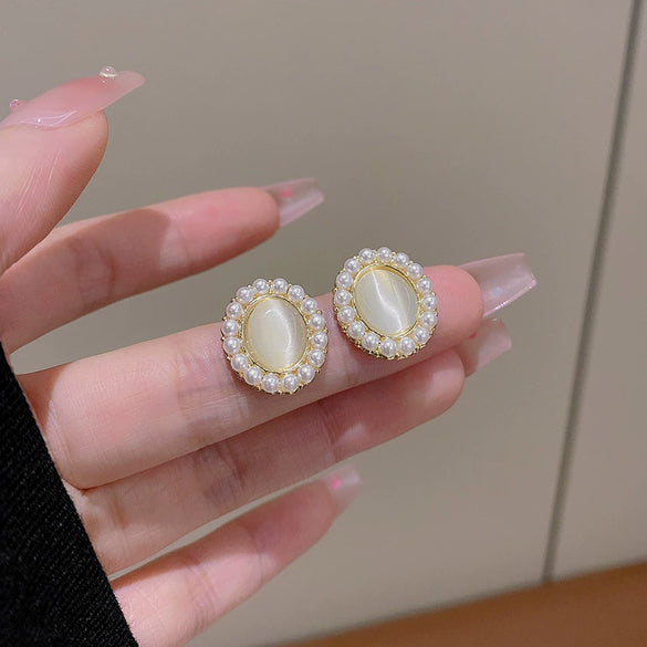 Wholesale Women's Retro Cat's Eye Pearl Alloy Earrings With Geometric Pattern And Electroplating Process