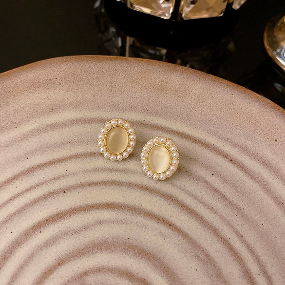 Wholesale Women's Retro Cat's Eye Pearl Alloy Earrings With Geometric Pattern And Electroplating Process