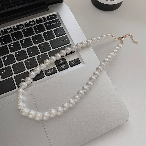 Wholesale Women's Retro French Imitation Pearl And Copper Geometric Clavicle Chain Necklace With Electroplating
