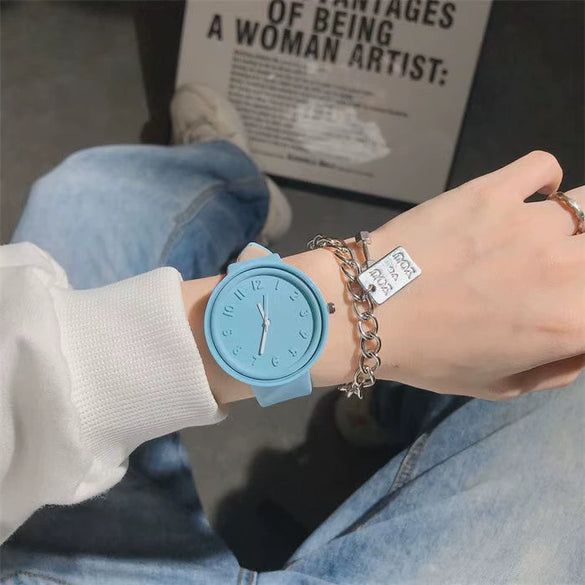 Wholesale Women's Retro Fresh Style Alloy Case Imitation Leather Strap Round Dial Watch With Mineral Reinforced Glass Mirror And Stainless Steel Pin Buckle