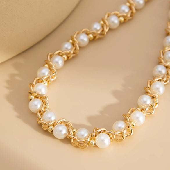 Wholesale Women's Retro Geometric Imitation Pearl And Iron Chain Electroplated Collarbone Necklace