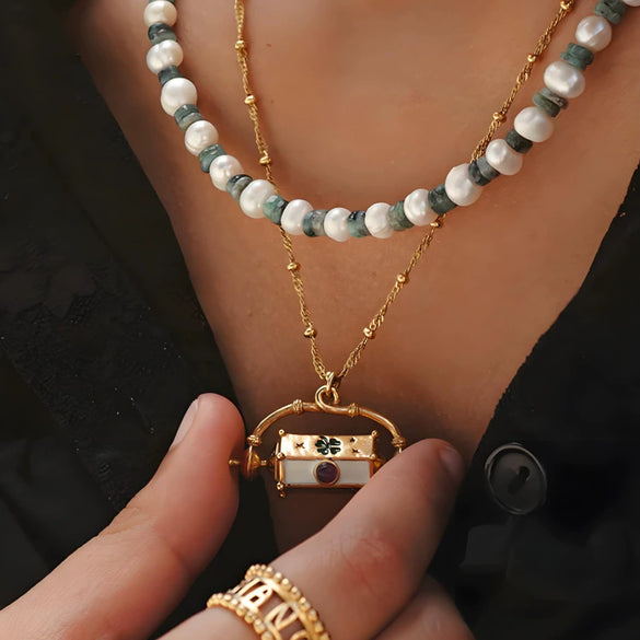 Wholesale Women's Retro Gold Electroplated Copper Eyeshaped Pendant Necklace Stacking Style