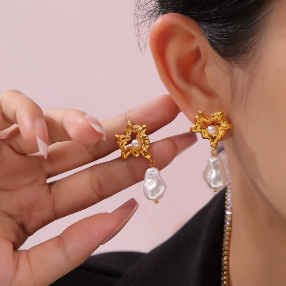 Wholesale Women's Retro Luxury Exaggerated Love Style 316L Stainless Steel Gold Plated Earrings With Heart And Geometric Pattern