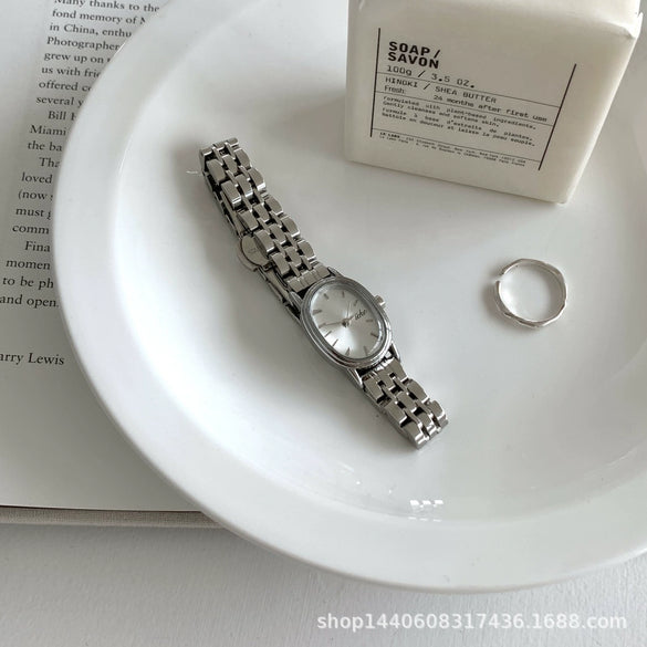 Wholesale Women's Retro Oval Dial Alloy Watch In Fashion Style