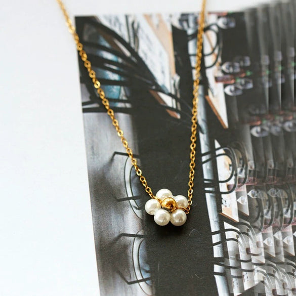 Wholesale Women's Retro Stainless Steel And Titanium Steel Daisy Flower Necklace With Glass Pearl Pendant Electroplated Ochain