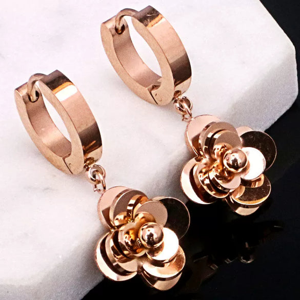Wholesale Women's Rose Gold Titanium Steel Earrings With S925 Silver Needle Color Preservation Electroplating Rhombus Dripping Glue Design