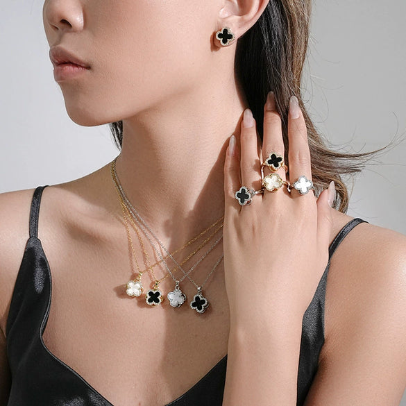 Wholesale Women's Rotating Four Leaf Clover Necklace In Titanium Steel With O Word Chain Light Luxury And Geometric Design Electroplated In Vacuum Furnace