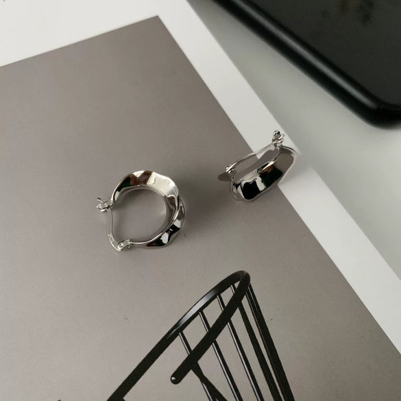 Wholesale Women's S925 Sterling Silver And Copper Irregular Earrings With Leaf Pattern And Simple Metal Design Ear Buckle