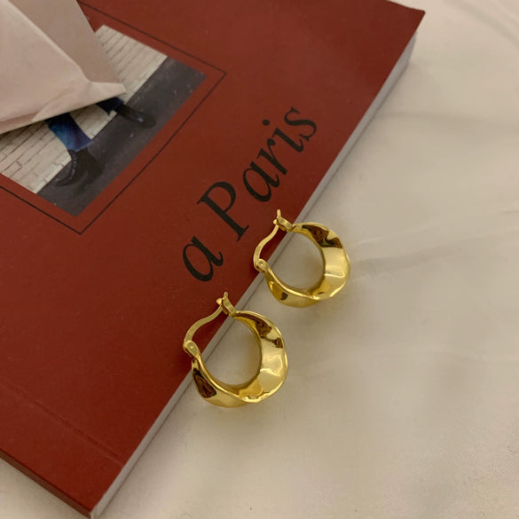 Wholesale Women's S925 Sterling Silver And Copper Irregular Earrings With Leaf Pattern And Simple Metal Design Ear Buckle