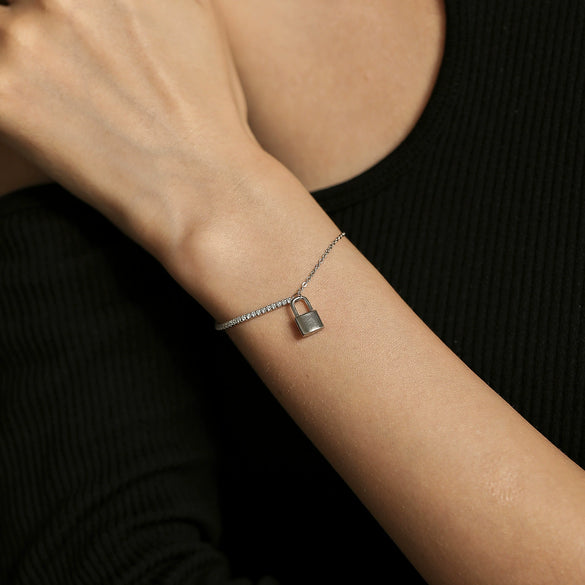 Wholesale Women's S925 Sterling Silver Light Luxury Rectangular Tail Bracelet With Metal Lock And Electroplating Design