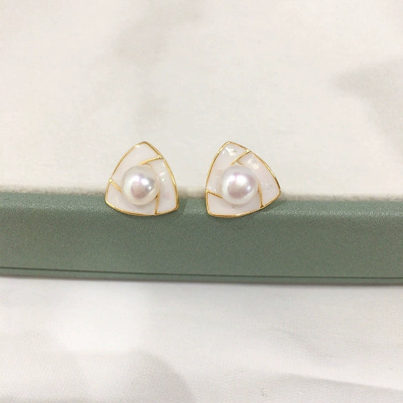 Wholesale Women's S925 Sterling Silver Natural Freshwater Pearl Earrings With Broken Shell Design And Flat Round Shape