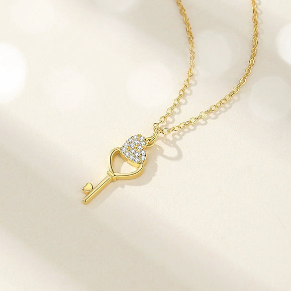 Wholesale Women's 925 Silver Heartshaped Key Necklace With Geometric Design And Diamond Treatment