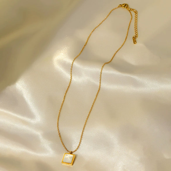 Wholesale Women's Simple Geometric White Motherofpearl Pendant Necklace With Goldplated Oshaped Chain