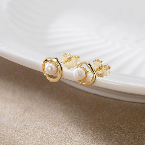 Wholesale Women's Simple Natural Geometric 925 Sterling Silver Fresh Water Pearl Mobius Earrings With Electroplating