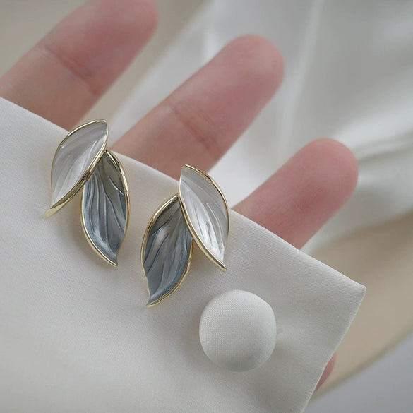 Wholesale Women's Simple Plant Flowers Style Alloy Dripping Oil Leaf Earrings