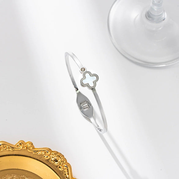 Wholesale Women's Simple Titanium Steel Shell Acrylic Bracelet With Fourleaf Clover Pattern Inlaid With 18K Rose Gold