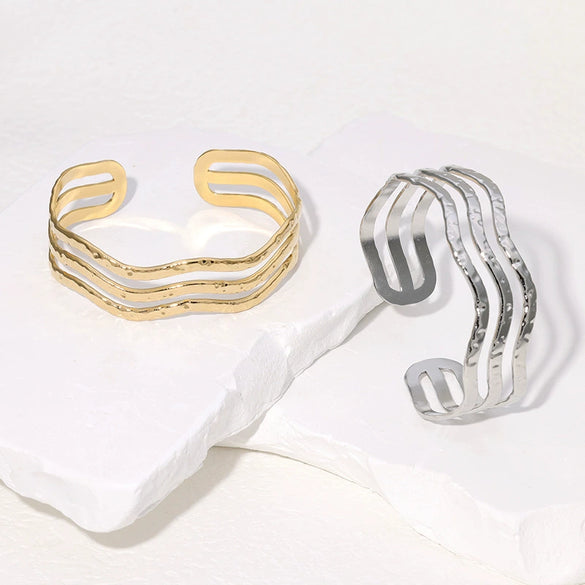 Wholesale Women's Simple Wavy Stainless Steel Bracelet With 18K Gold Plated Electroplating In Geometric Style