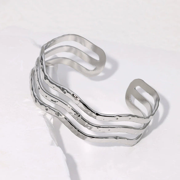 Wholesale Women's Simple Wavy Stainless Steel Bracelet With 18K Gold Plated Electroplating In Geometric Style