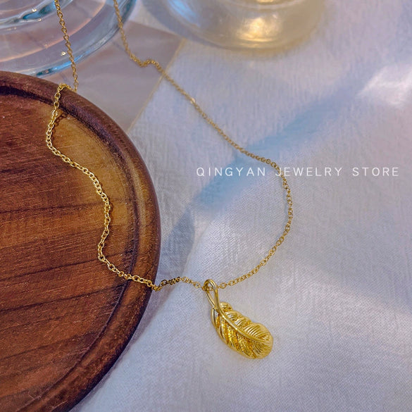 Wholesale Women's Small Feather Pendant Titanium Steel Necklace With Real Gold Electroplated Ochain Simple Allmatch Jewelry