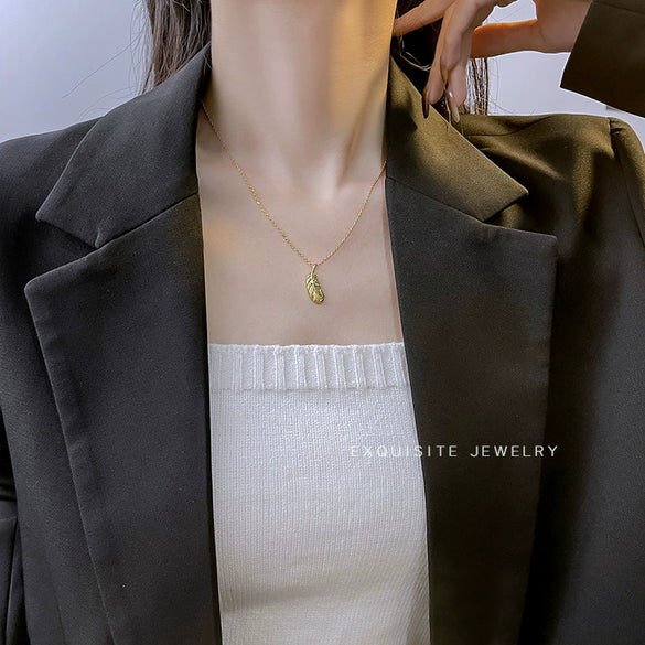 Wholesale Women's Small Feather Pendant Titanium Steel Necklace With Real Gold Electroplated Ochain Simple Allmatch Jewelry