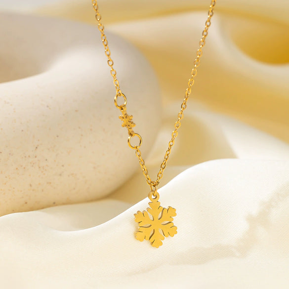 Wholesale Women's Snowflake And Flower Pendant Titanium Steel Electroplated Necklace With O Word Chain Sweet Minimalist Design