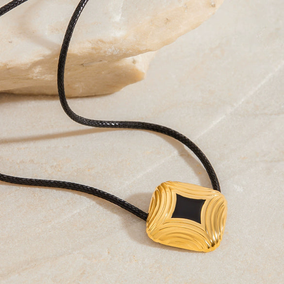 Wholesale Women's Square Titanium Steel Necklace With Black Oil Dropping And Electroplating