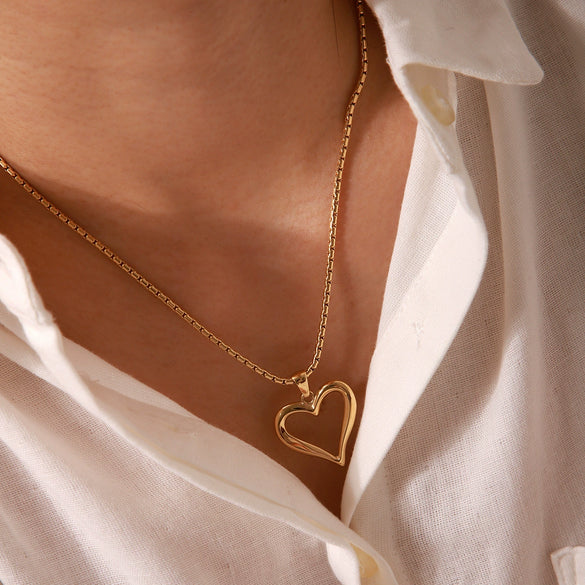 Wholesale Women's Stainless Steel And Titanium Steel Heartshaped Hollow Pendant Necklace With Electroplating Treatment