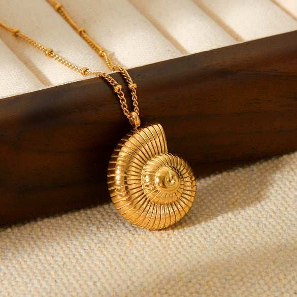 Wholesale Women's Stainless Steel And Titanium Steel Necklace With Conch Shell Pendant In Geometric Pattern And Electroplating Treatment