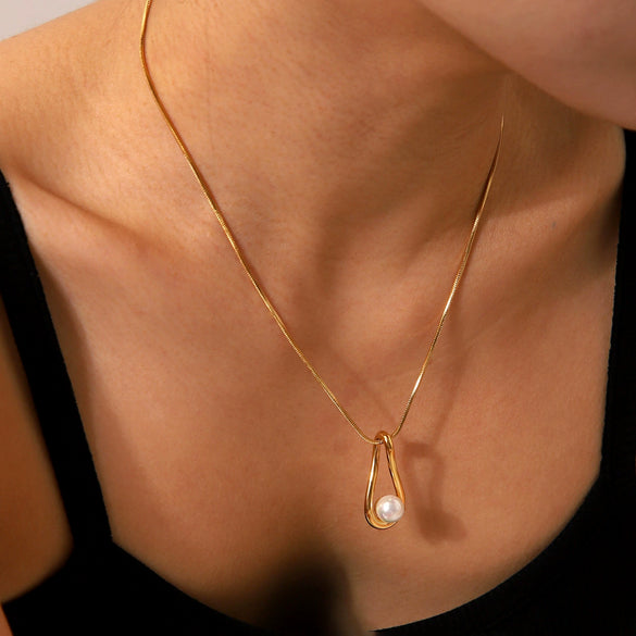 Wholesale Women's Stainless Steel And Titanium Steel Pearl Pendant Necklace With Hollow Water Drop And Geometric Pattern And Electroplating Treatment